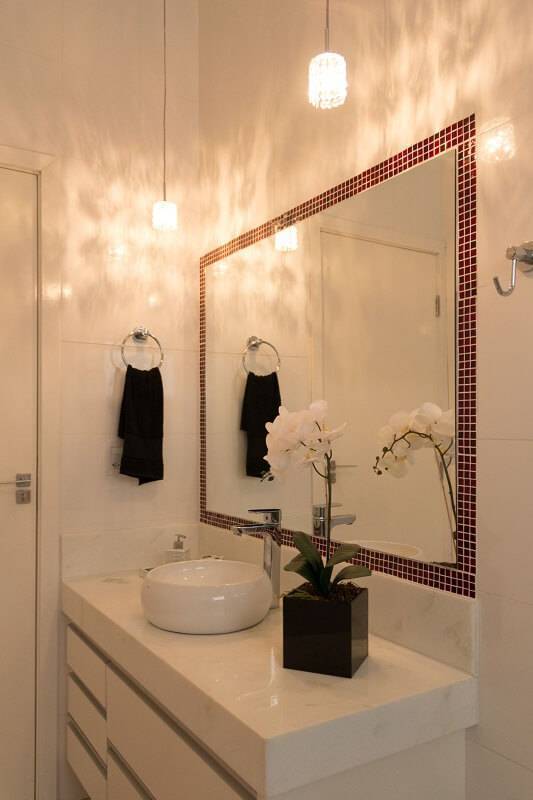 pastilhas adesivas banheiro contorno de espelho SA engenharia e arquitetura 140220