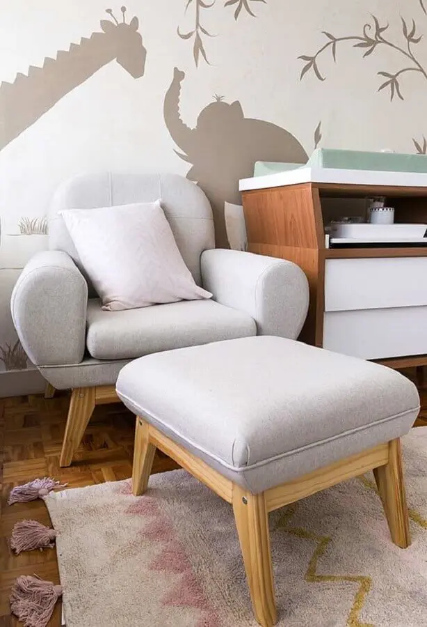 poltrona de amamentação cinza claro para decoração de quarto de bebê Foto Pinterest