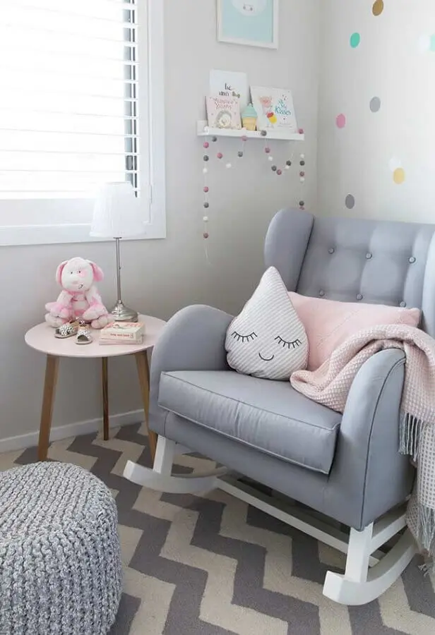 poltrona de amamentação com balanço para decoração de quarto de bebê cinza Foto Casa de Valentina