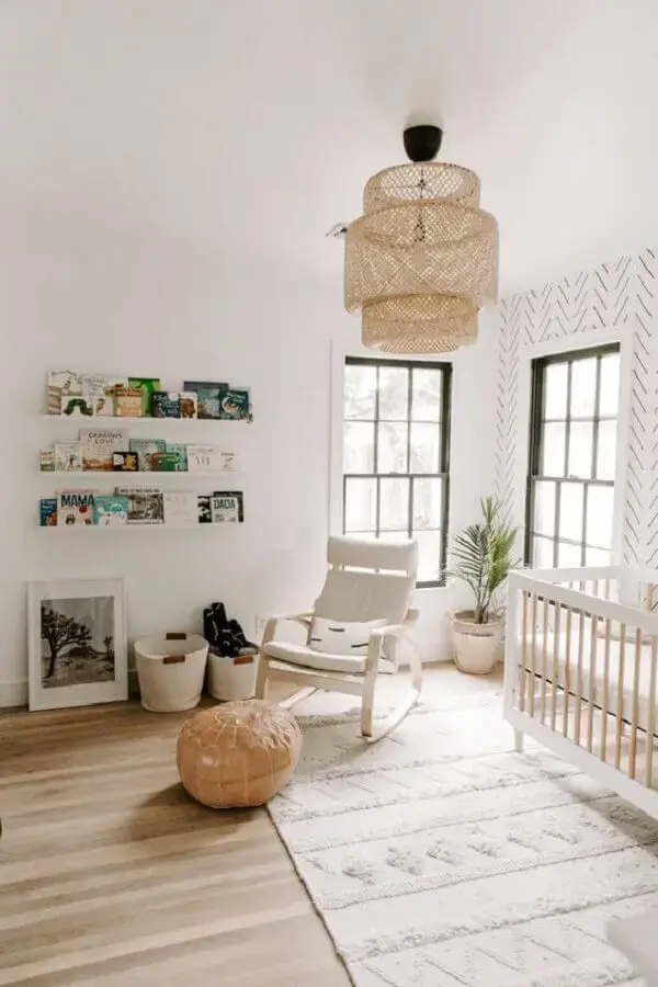 poltrona de amamentação com balanço para decoração de quarto de bebê todo branco Foto Pinterest
