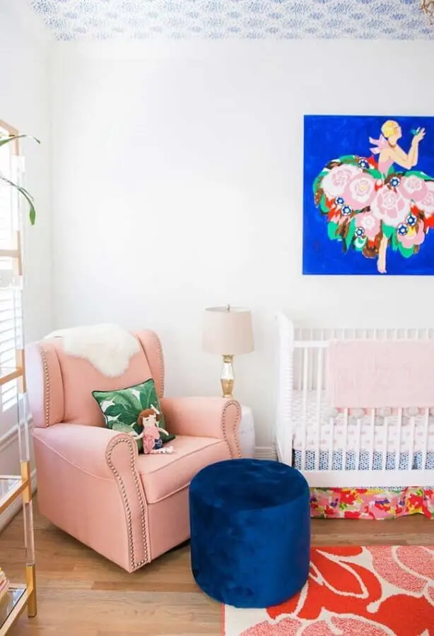 poltrona de amamentação rosa para quarto de bebê branco decorado com puff azul Foto Ideias Decor