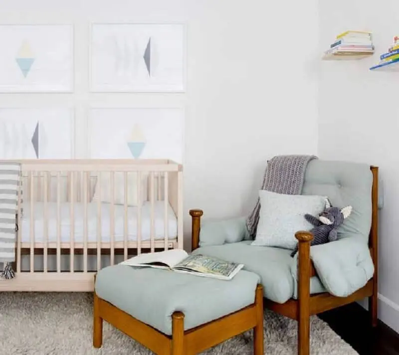 quarto de bebê branco decorado com poltrona de amamentação cinza claro de madeira Foto Pinterest