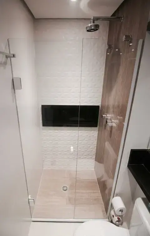 Banheiro com revestimento 3D dentro do box Projeto de Gláucio Gonçalves