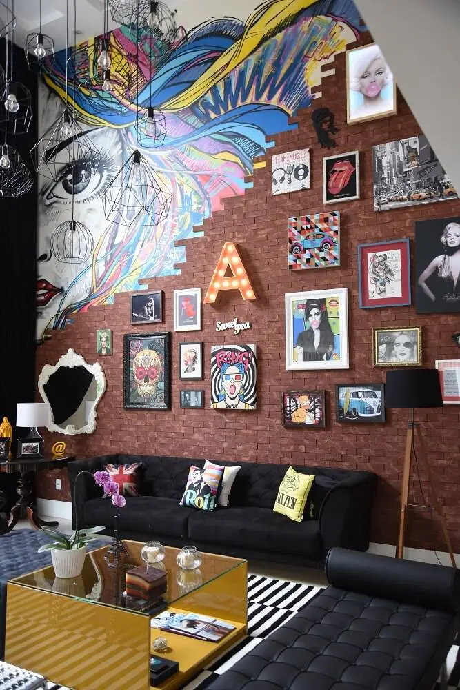 Casa da Anitta sala com sofás pretos