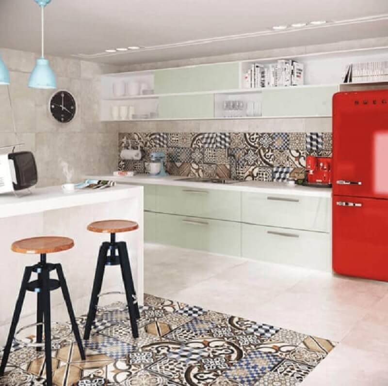 Cerâmica para cozinha com geladeira vermelha