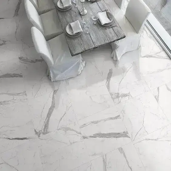 Cerâmica que imita mármore na sala de jantar