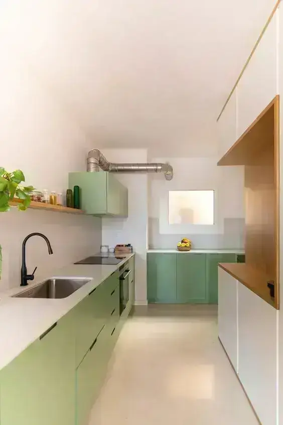 Cozinha com piso cerâmico claro