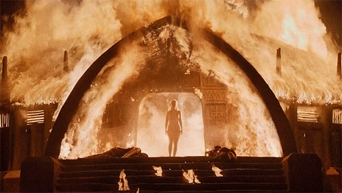 Game of Thrones - Daenerys saindo do fogo