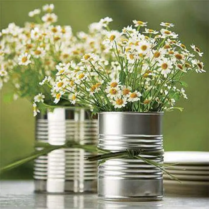 Decoração de chá de panela com arranjo de flores-com lata de alumínio
