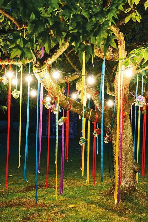 Decoração de festa de 15 anos - Jardim com fitas coloridas
