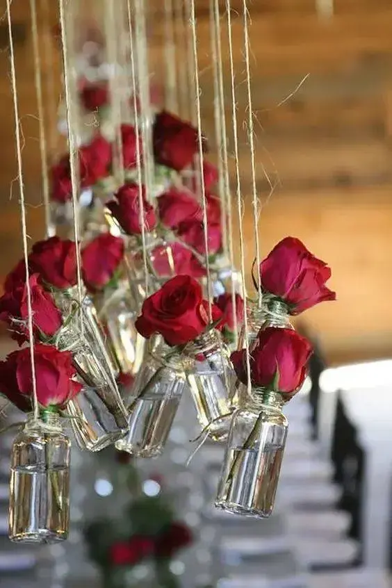 Decoração de festa de 15 anos - Vaso com rosas vermelhas