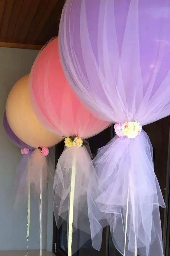 Decoração de festa de 15 anos - balões com tule