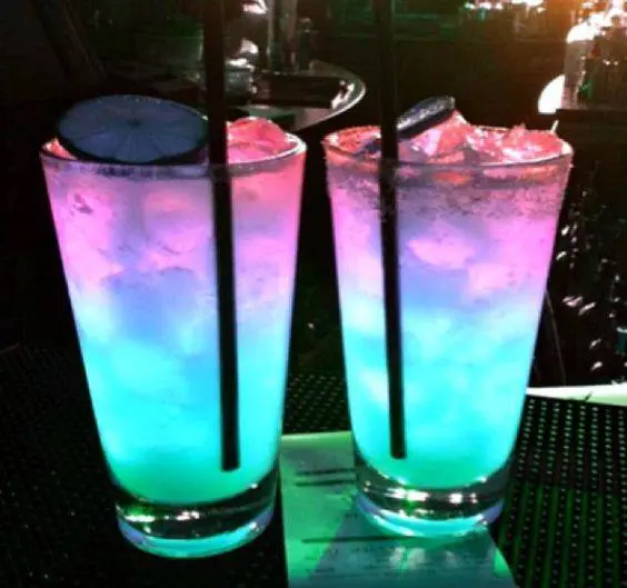 Decoração de festa de 15 anos - bebidas neon