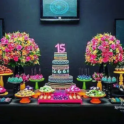 Decoração de festa de 15 anos - mesa de doces neon