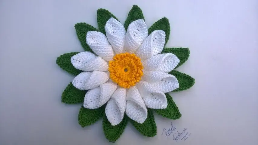 Flor de crochê branca com amarelo