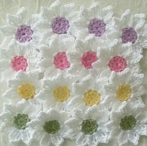 Flor de crochê branca com centro colorido