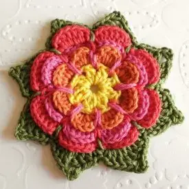 Flor de crochê colorida