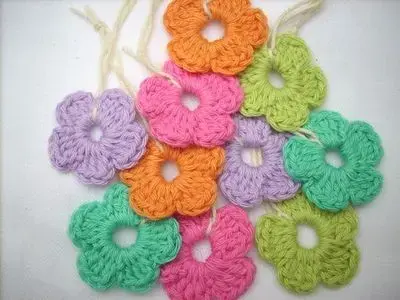 Flor de crochê colorida