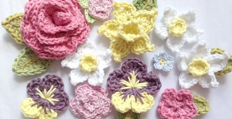 Flor de crochê coloridas diversas