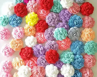 Flor de crochê coloridas em forma de rosas