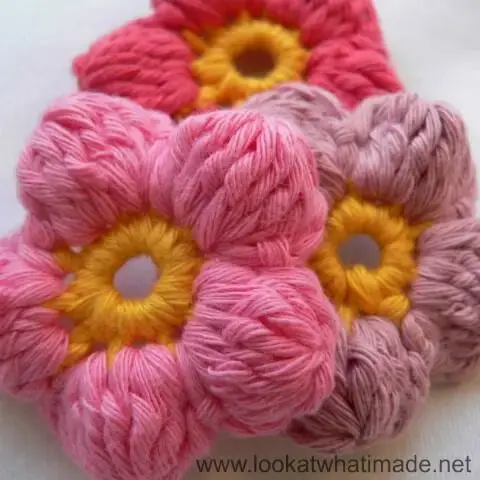 Flor de crochê com botões furados