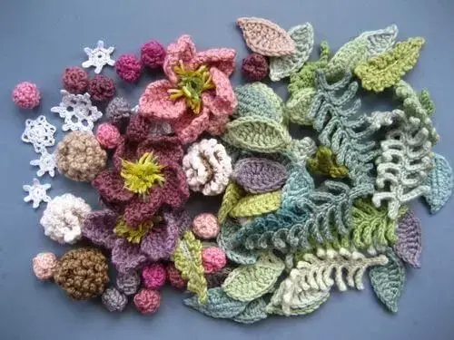 Flor de crochê com folhas