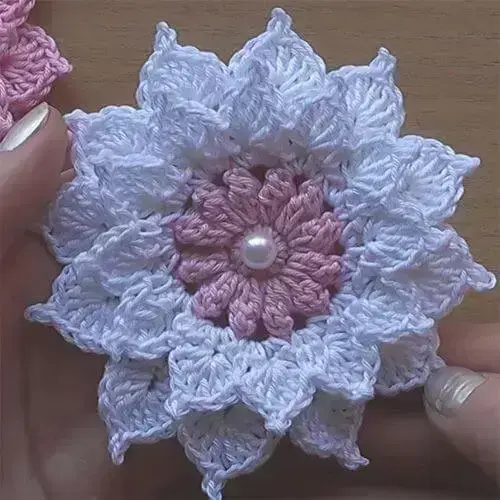 Flor de crochê com pétalas brancas