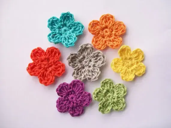 Flor de crochê de cores diversas