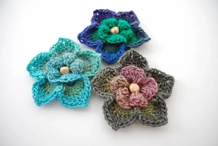 Flor de crochê de diversas cores