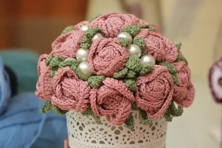 Flor de crochê em arranjo estilo buquê