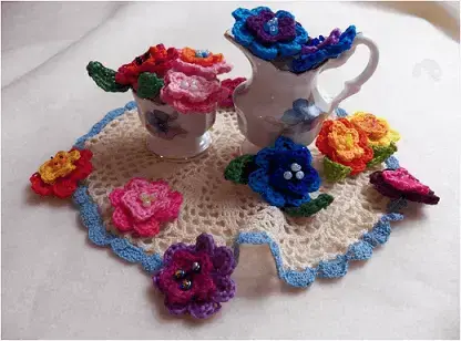 Flor de crochê em decoração de centro
