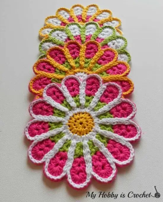 Flor de crochê em jogo de mesa