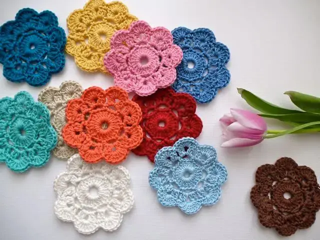 Flor de crochê em várias cores