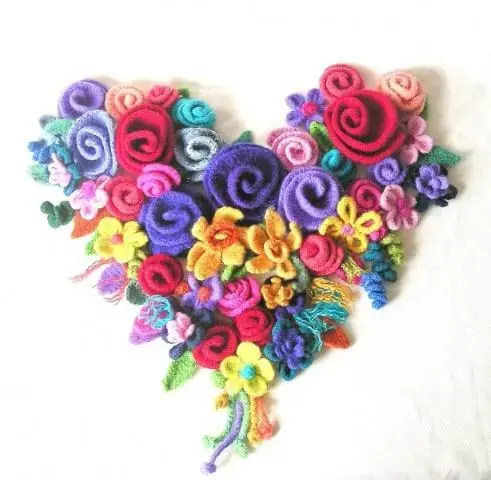 Flor de crochê formando coração