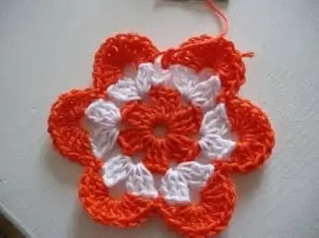 Flor de crochê laranja com branco