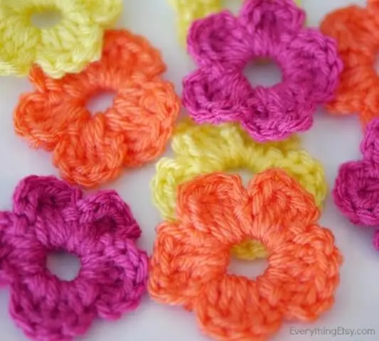 Flor de crochê pequenas coloridas
