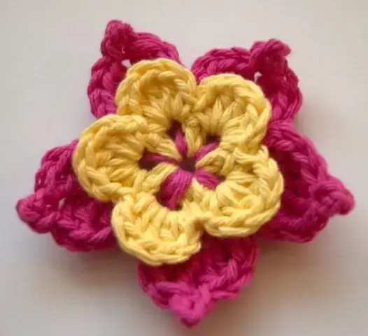 Flor de crochê rosa com amarelo