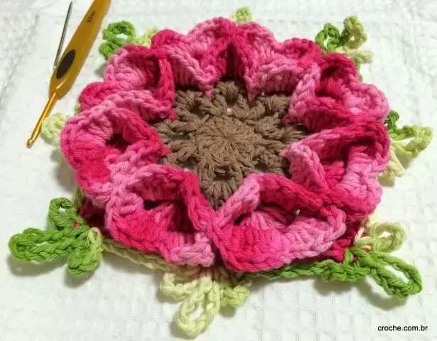 Flor de crochê rosa com centro marrom