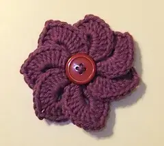 Flor de crochê roxo com botão