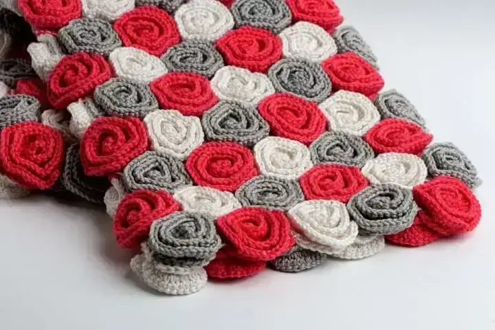 Flor de crochê vermelho, cinza e branco