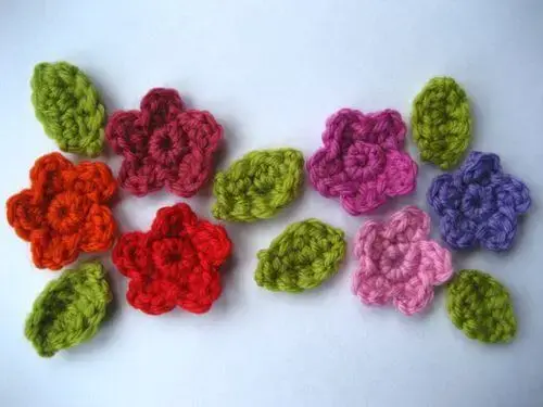 Flor de crochê vermelho e rosa
