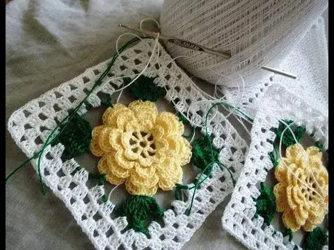 Flores de crochê amarela com folhas verdes