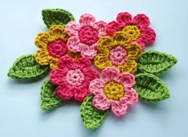 Flores de crochê coloridas