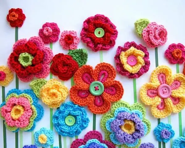 Flores de crochê coloridas com botões