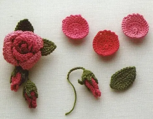 Flores de crochê cor-de-rosa