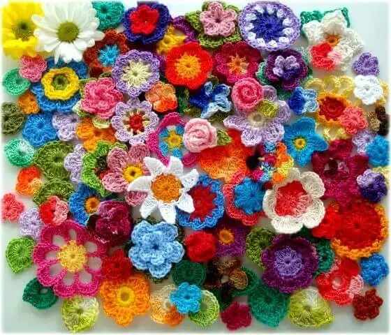 Flores de crochê de vários modelos