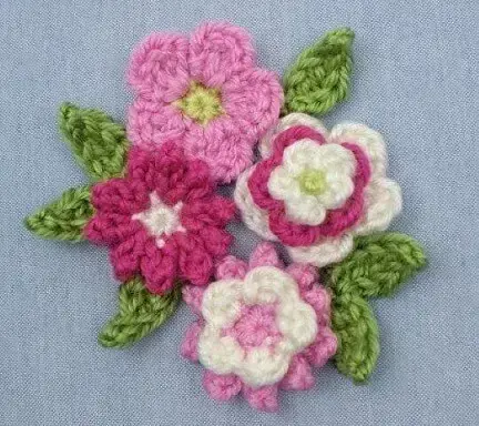 Flores de crochê em tons de rosa