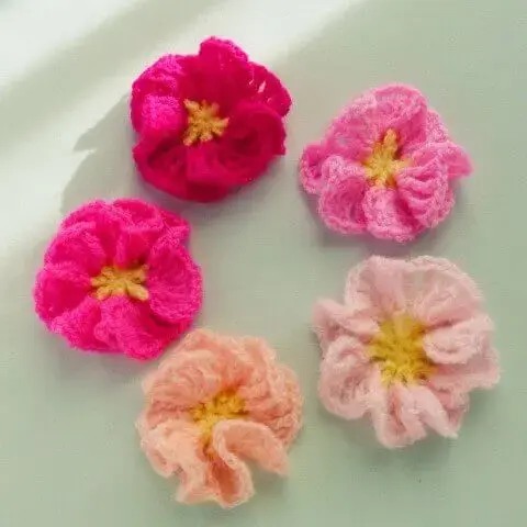 Flores de crochê em vários tons de rosa
