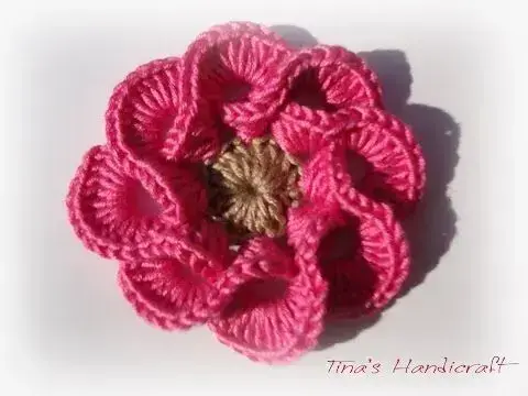 Flores de crochê rosa com botão marrom