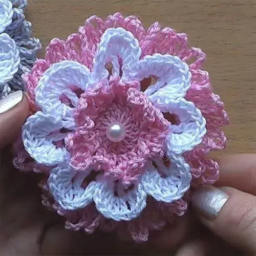 Flores de crochê rosa com branco